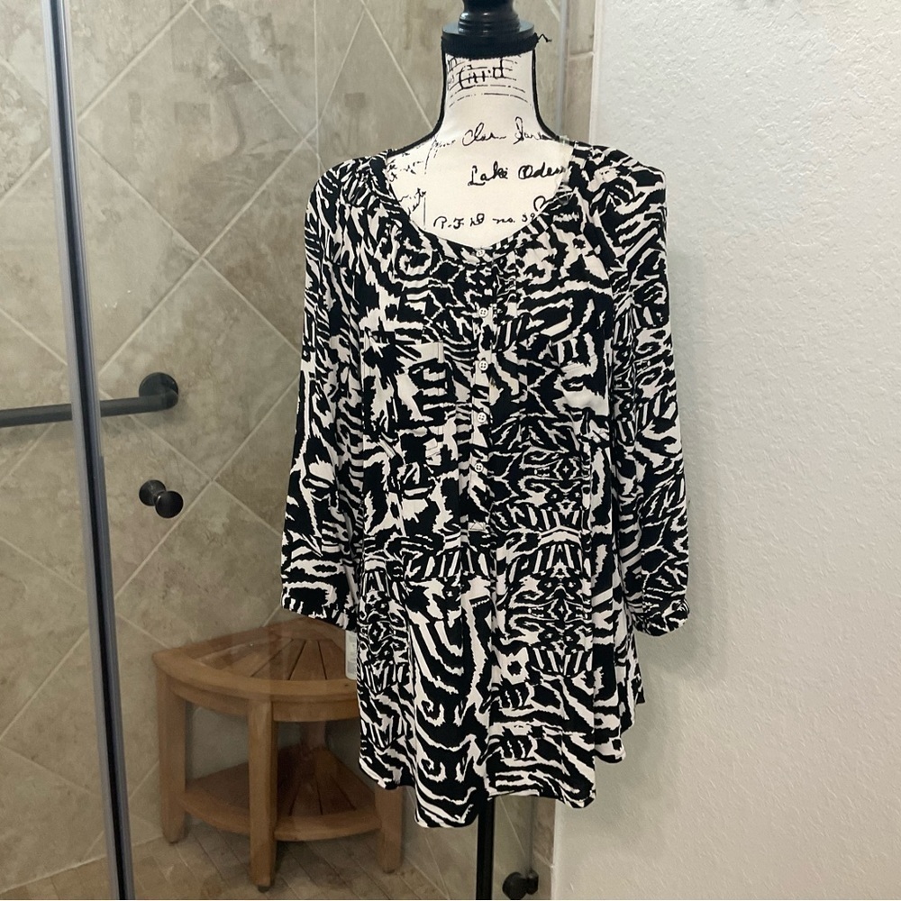 Valerie Steven’s Zebra Print Long Sleeve Top. Size Medium. 100% Rayon. Like New
